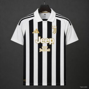 Camiseta local de la Juventus 26/27 con el patrocinador Jeep Visit Detroit