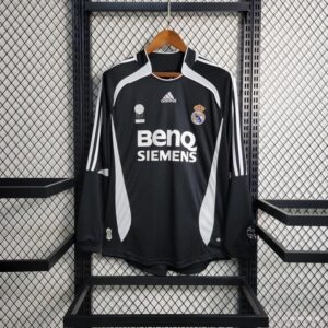 Camiseta retro de manga larga del Real Madrid, tercera equipación, temporada 2006-2007.